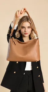 Detail der Schultertasche aus Leder mit handgewebten Knoten am Riemen