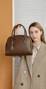 Dettaglio di una classica borsa Boston in pelle marrone scuro con finiture in oro vintage