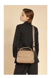 Detail der khakifarbenen Boston-Tasche aus Leder mit gemustertem breitem Schulterriemen