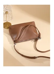 Nahaufnahme der braunen Schultertasche aus genarbtem Leder mit Knoten und Reißverschluss