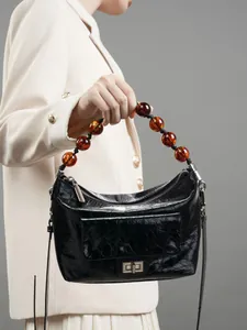 Sac à main vintage en cuir ciré noir avec chaîne en perles d'ambre et plis