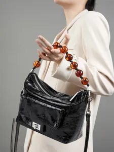 Sac à main en cuir plissé noir avec poignée en perles d'ambre et bandoulière longue