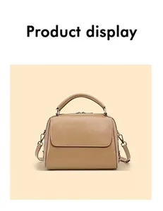 Nahaufnahme der Premium Rindsleder-Textur und Metallschnalle an der Boston-Handtasche