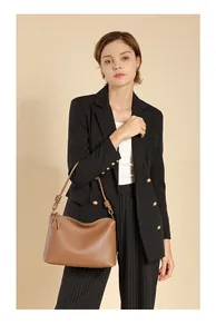 Detail einer braunen Hobo-Tasche aus Leder mit markantem gewebtem Knoten am Schultergurt