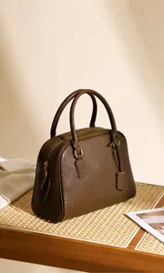 Dettaglio borsa Boston in pelle marrone scuro con trama a grana e cerniera dorata