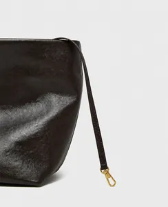 Dettaglio interno della borsa tote in pelle marrone con cinturino per chiavi e gancio d'oro