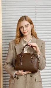 Borsa Boston in pelle marrone abbinata a blazer kaki e camicia a righe per un look elegante
