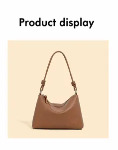 Detail der braunen Leder Hobo-Tasche mit Lychee-Narbung und geknotetem Schultergurt