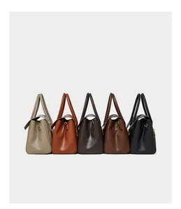 Vista laterale di cinque borse tote in pelle in vari colori con dettagli in metallo dorato