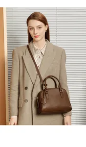 Borsa Boston in pelle marrone scuro abbinata a un blazer di lana kaki per stile ufficio