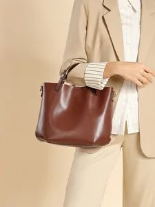 Borsa tote minimalista in vera pelle marrone scuro con finitura lucida per donne in carriera