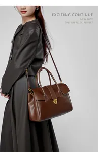 Dettaglio borsa tote in pelle testa di moro con chiusura dorata e tracolla regolabile