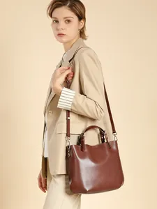 Elegante borsa tote in vera pelle testa di moro abbinata a un outfit casual chic