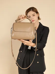Elegante hellbraune Boston-Tasche aus Echtleder mit Griff und verstellbarem Schultergurt