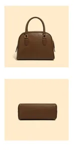 Viste dettagliate di una borsa Boston in pelle marrone scuro con grana litchi e oro