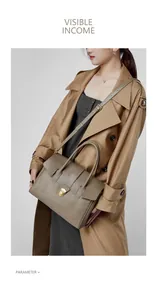 Dettaglio borsa tote in pelle grigia con trama a grana e chiusura metallica dorata