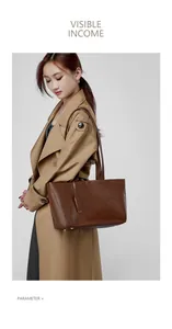 Vista dettagliata della grande borsa tote in pelle marrone scuro con trama a grana e piedini