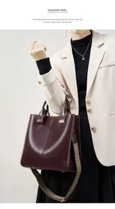 Dettaglio della borsa tote in pelle bordeaux con tracolla decorativa in tessuto stile etnico