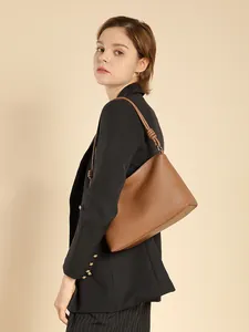 Minimalistische karamellbraune Leder-Schultertasche mit Knotendetail für den Alltag