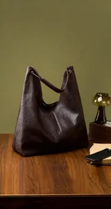 Primer plano de bolso tote vintage de cuero marrón oscuro con textura refinada