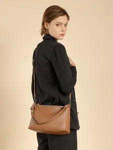 Braune Leder-Umhängetasche für Damen mit schlichtem Schultergurt und elegantem Design