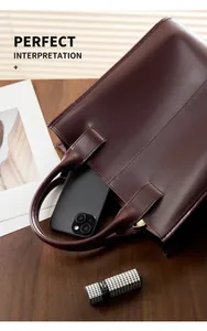 Dettaglio dell'interno di una borsa tote in pelle bordeaux e la sua capienza