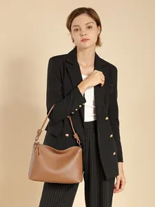 Minimalistische Schultertasche aus braunem Leder mit dekorativem Knotengurt-Design