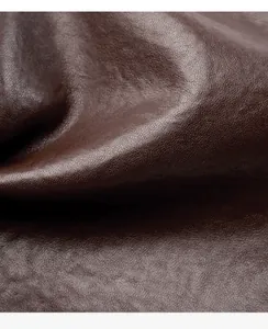 Primer plano de la textura de cuero curtido vegetal marrón oscuro del bolso tote