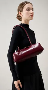 Borsa baguette in vera pelle bordeaux indossata da modella con maglia nera