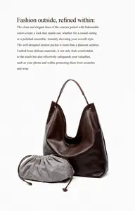 Detalle del bolso hobo marrón con un neceser interior extraíble de rayas blancas y negras