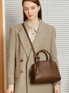 Borsa Boston classica in pelle marrone con manici e tracolla per donna