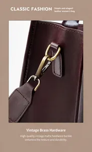Dettaglio della ferramenta dorata vintage e delle cuciture sulla borsa in pelle bordeaux