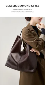 Bolso tote grande de cuero marrón llevado por una modelo para el uso diario en el trabajo