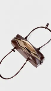 Vista interna con tasca con zip, tasca per telefono e scomparto principale della borsa in pelle