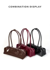 Presentazione di tre borse baguette in pelle nei colori marrone scuro, bordeaux e nero