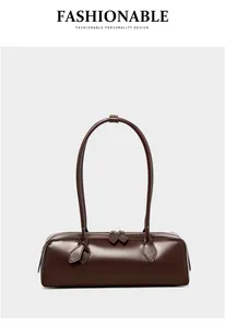Dettaglio della pelle marrone scuro liscia con doppia cerniera sulla borsa baguette in pelle