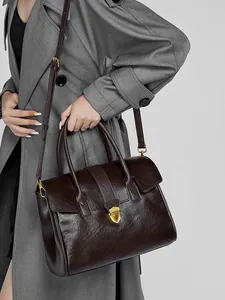 Grande borsa tote vintage in pelle caffè scuro con fibbia dorata per il pendolarismo