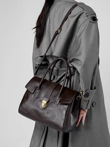 Borsa tote retrò in pelle marrone con chiusura dorata per il pendolarismo femminile