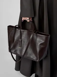 Borsa tote classica in pelle marrone scuro da donna con finitura lucida e tracolla