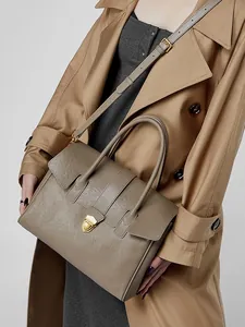Borsa tote classica in pelle color talpa con chiusura dorata e tracolla regolabile