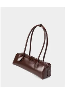 Dettaglio borsa baguette in pelle marrone scuro con doppia cerniera e manici lunghi
