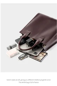 Dettaglio della grande borsa tote in pelle con interno spazioso e oggetti quotidiani