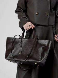 Borsa tote in pelle marrone scuro con doppi manici e piedini in metallo per l'ufficio