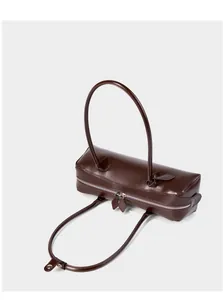 Dettaglio della doppia chiusura con zip e della pelle liscia della borsa baguette marrone scuro