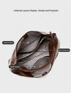 Vista superior del bolso tote de cuero con forro de rayas y bolsillos internos