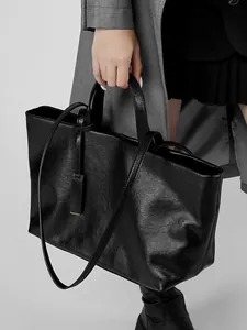 Borsa tote in pelle nera minimalista con doppi manici e tracolla lunga per donna