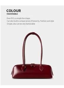 Dettaglio borsa baguette in pelle rosso scuro con doppie cerniere e design minimalista
