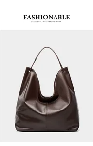 Detalle de bolso tote de cuero marrón oscuro con remaches metálicos y abertura en forma de U