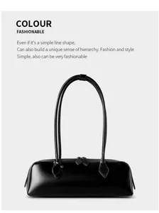 Dettaglio borsa baguette in pelle minimalista con doppia cerniera e manici