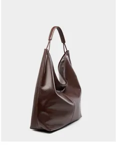 Detalle del bolso tote grande de cuero marrón oscuro con forro de rayas y textura flexible